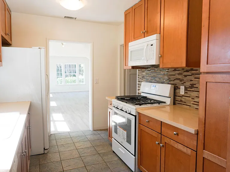 3244 Barham Blvd — Photo 9