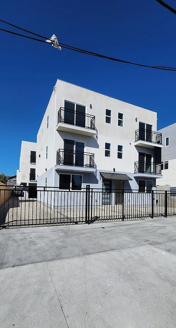 Spacious 4BR Duplex in North Hollywood — Photo 1