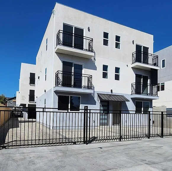 5729 N Klump Ave — Photo 1