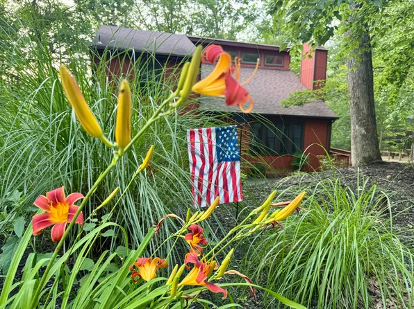 345 Canterbury Rd, Bushkill, PA 18324