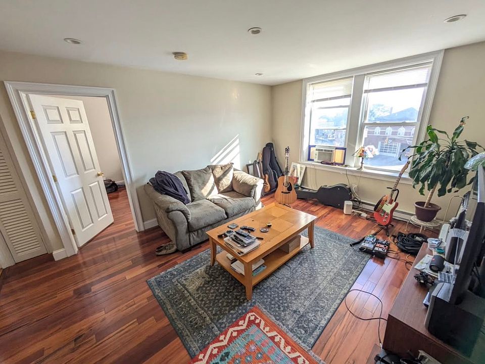 1st image of 1121 Broadway St #3
