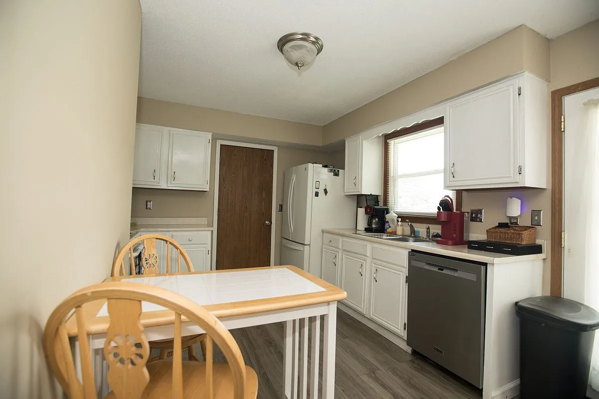 3 bed, 2.0 bath, 1092 sqft, $3,503 — Photo 3