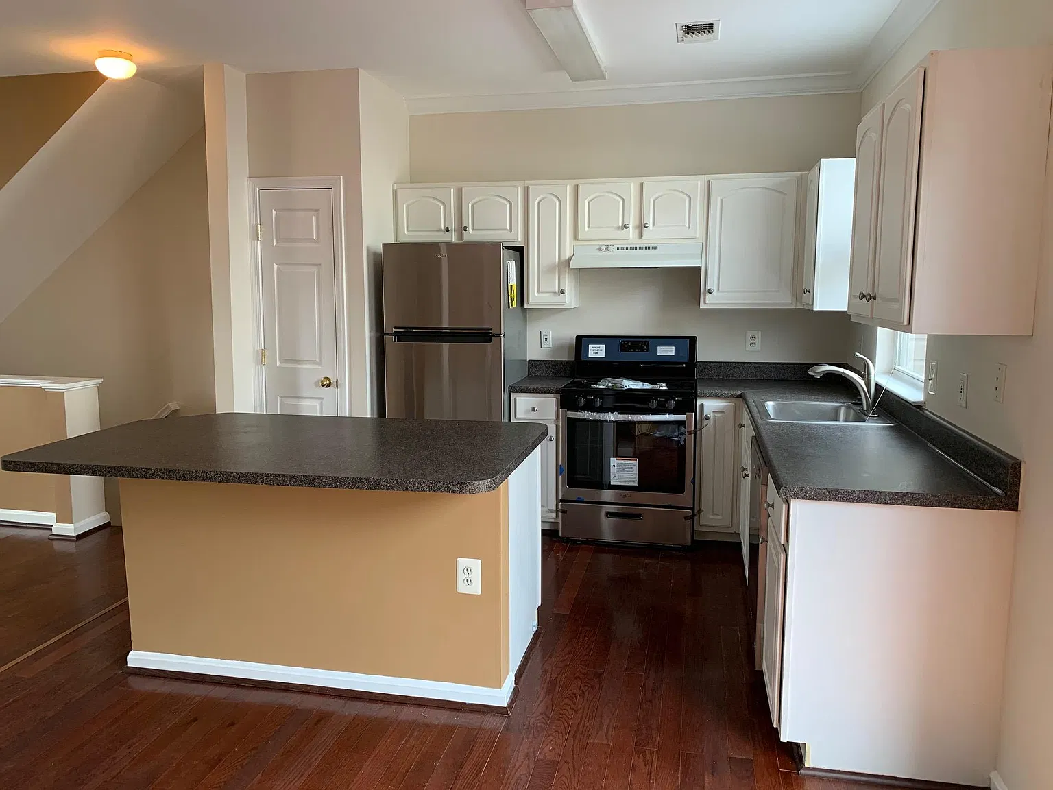 2 bed, 1195 sqft, $2,500 — Photo 2
