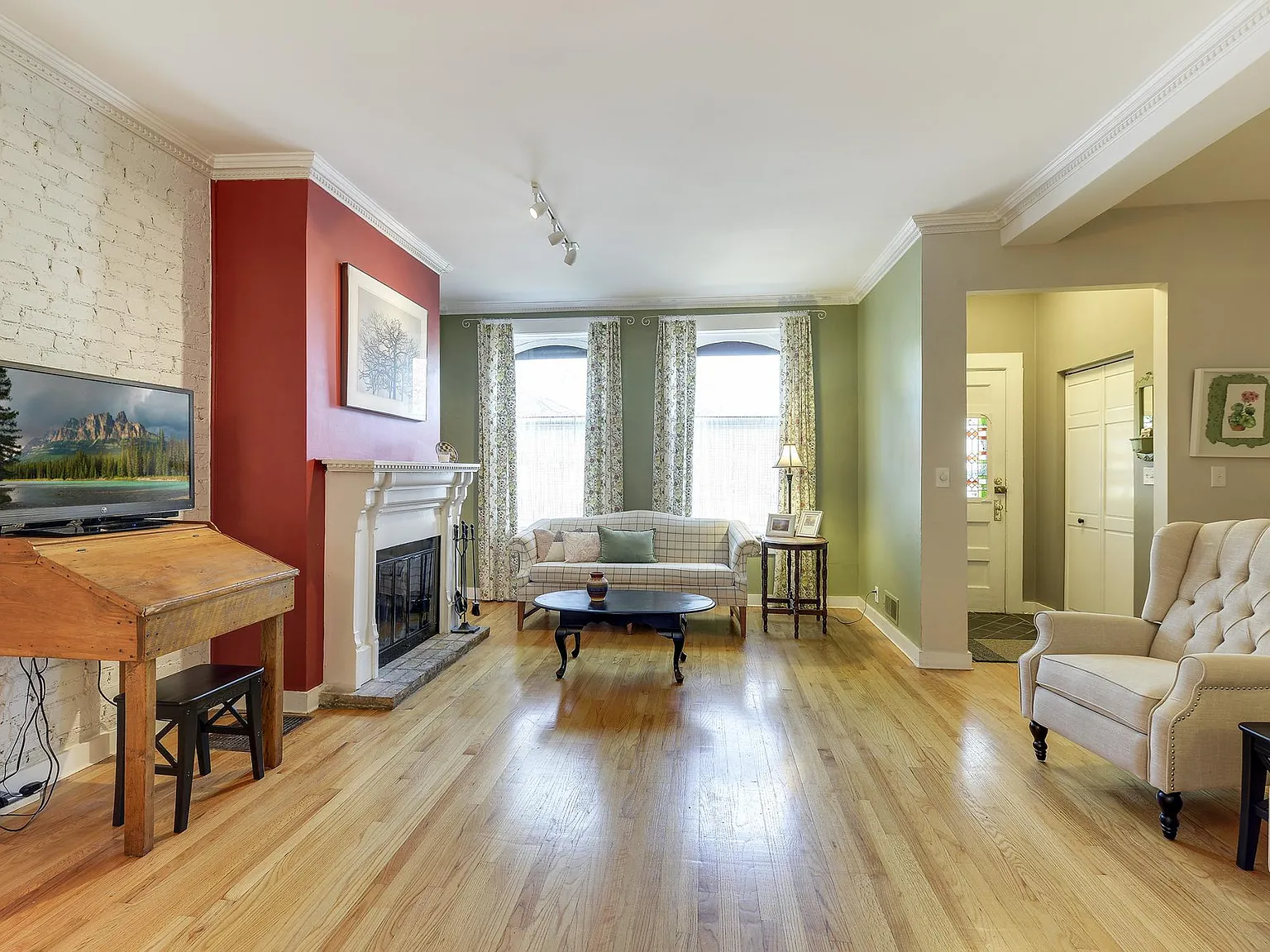 3 bed, 1.0 bath, 1452 sqft, $2,200 — Photo 2