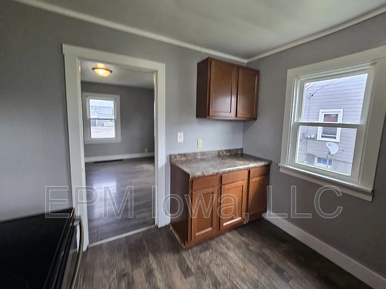 609 1st St W #D — Photo 4