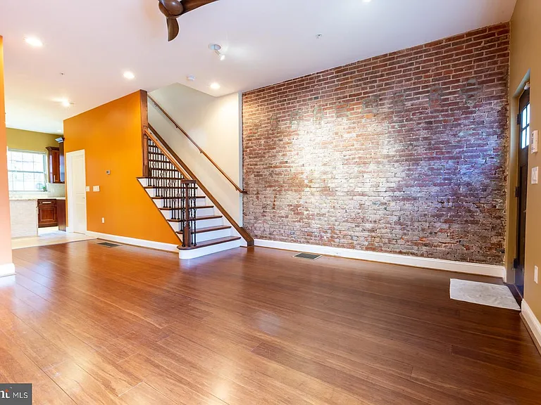 235 W Jefferson St — Photo 2