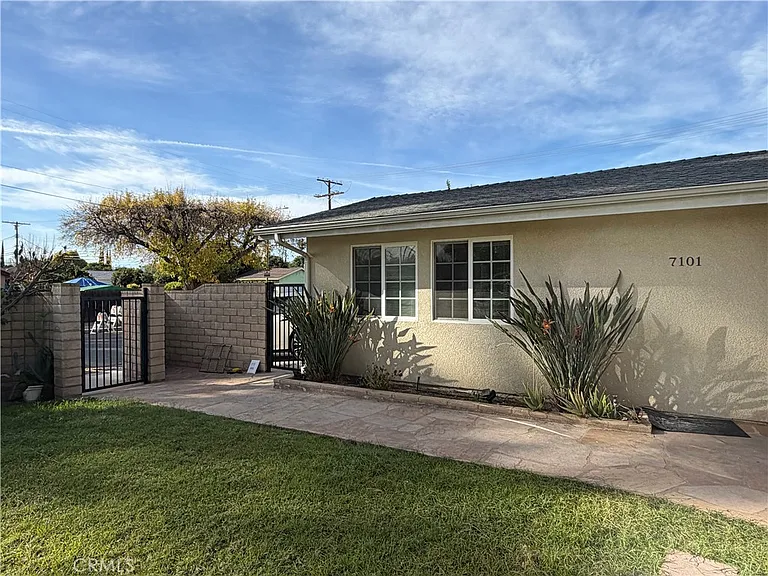 7101 Fallbrook Ave — Photo 22