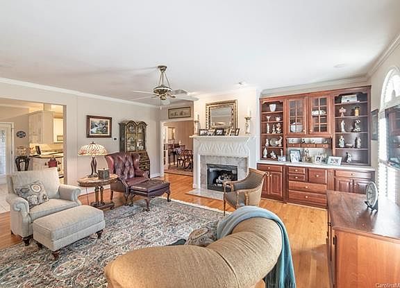 5th image of 402 Glen Arbor Dr