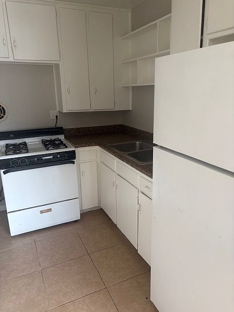 2nd image of 821 Yale St APT 4