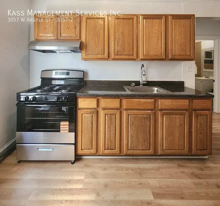 Spacious 2 bedroom overlooking River park, hardwood floors, eat-in kitchen, heat included — Photo 2