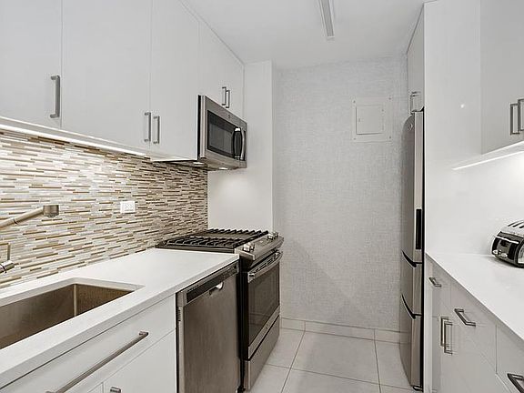 5th image of 155 W 68th St APT 725