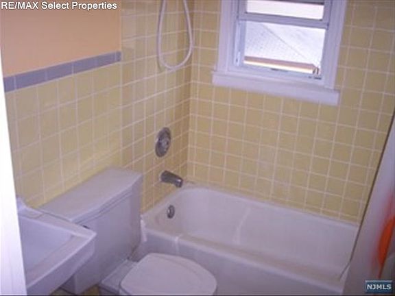 5th image of 379 Aurora Ave