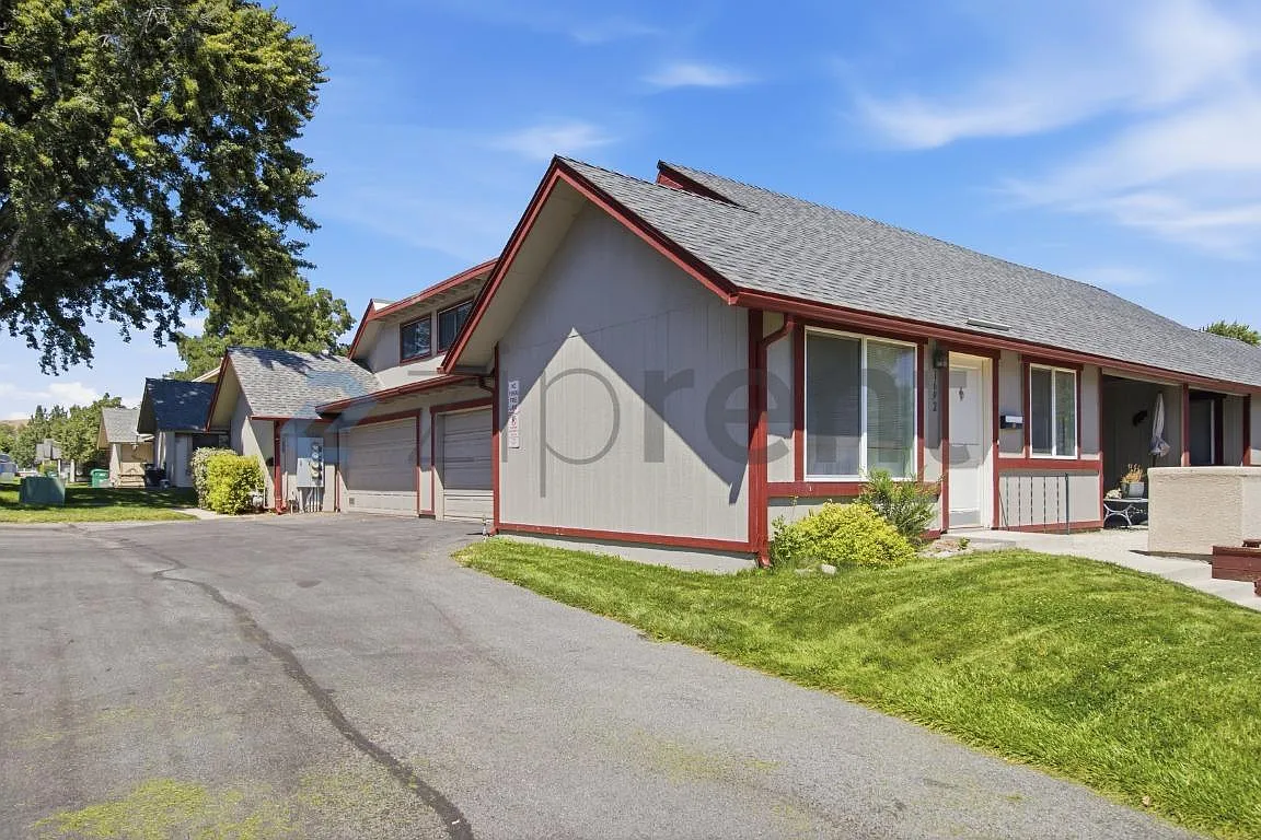 2 bed, 1.5 bath, 1059 sqft, $2,000 — Photo 1