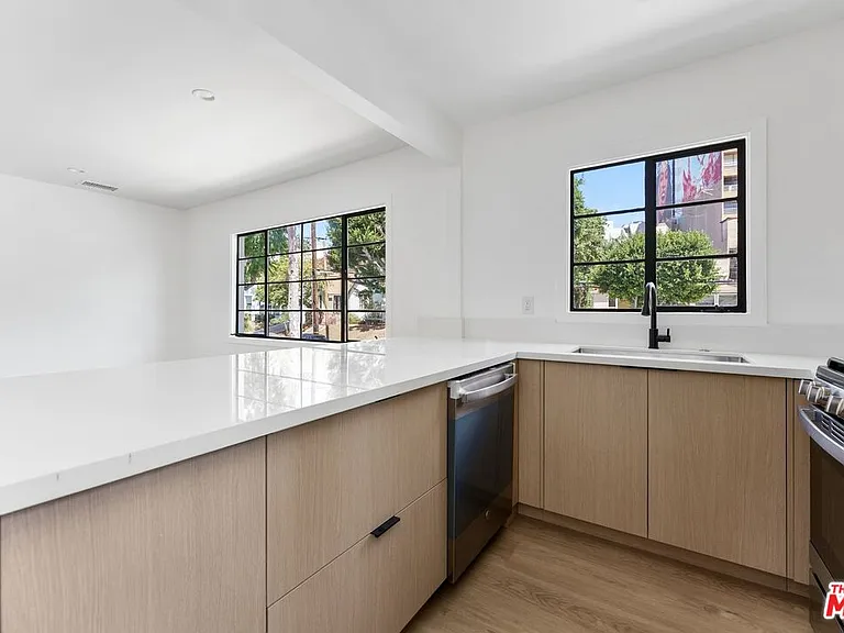 8730 Holloway Dr — Photo 13
