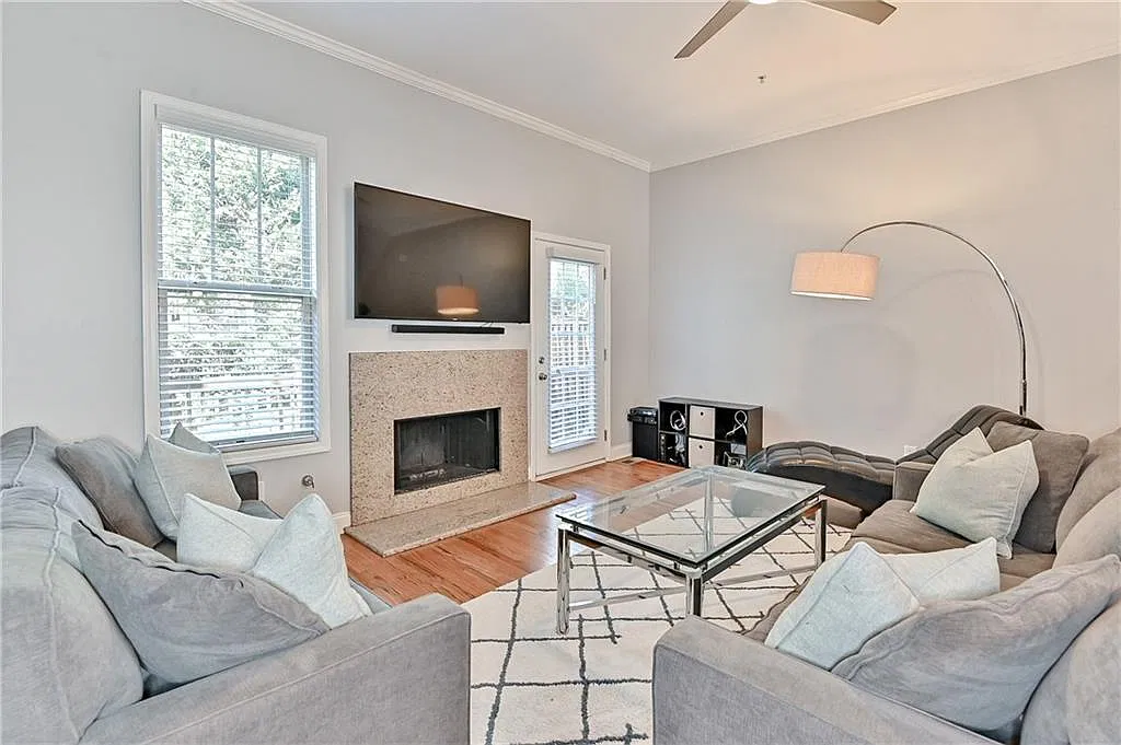 3 bed, 2314 sqft, $2,995 — Photo 4