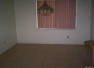 Huge 4-bedroom home, landscaped - Photo 3