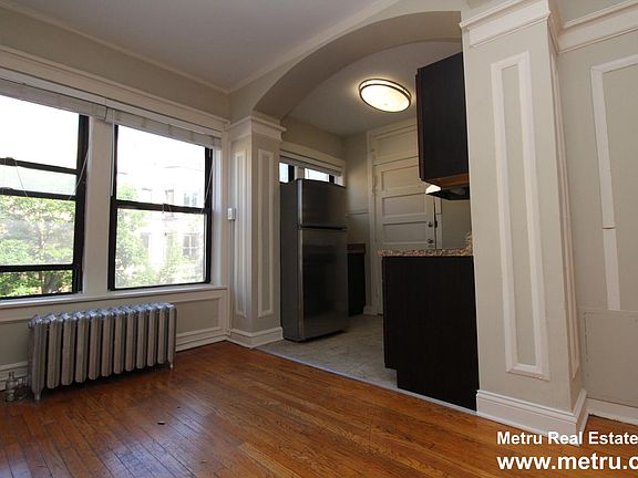 3rd image of 803 W Cornelia Ave APT 2N