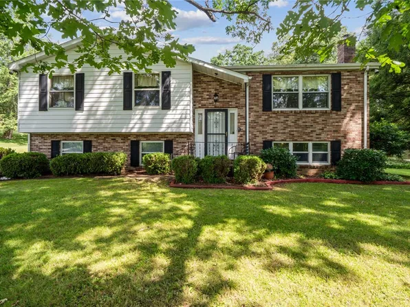 497 Freeman Falls Rd, Acme, PA 15610