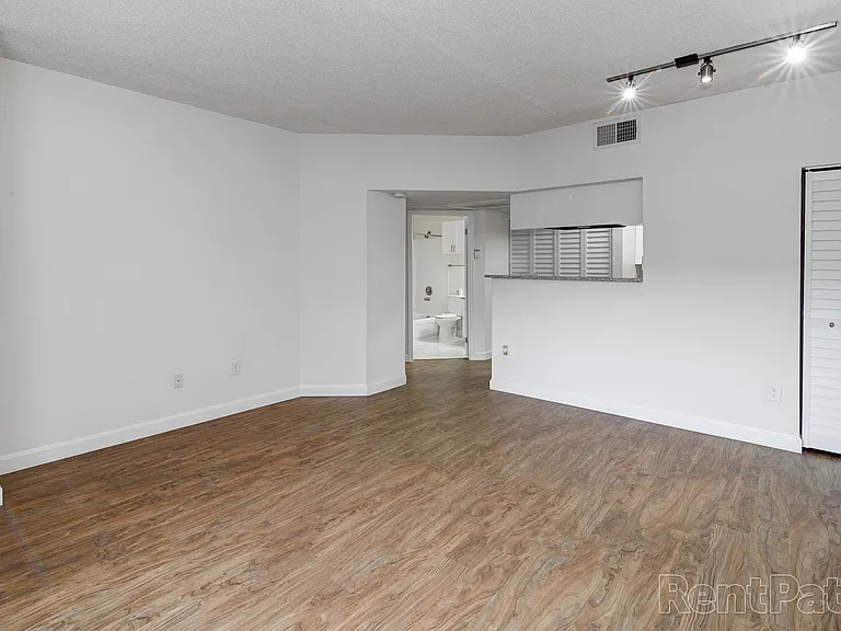 Waterford Point Apartments — Photo 20