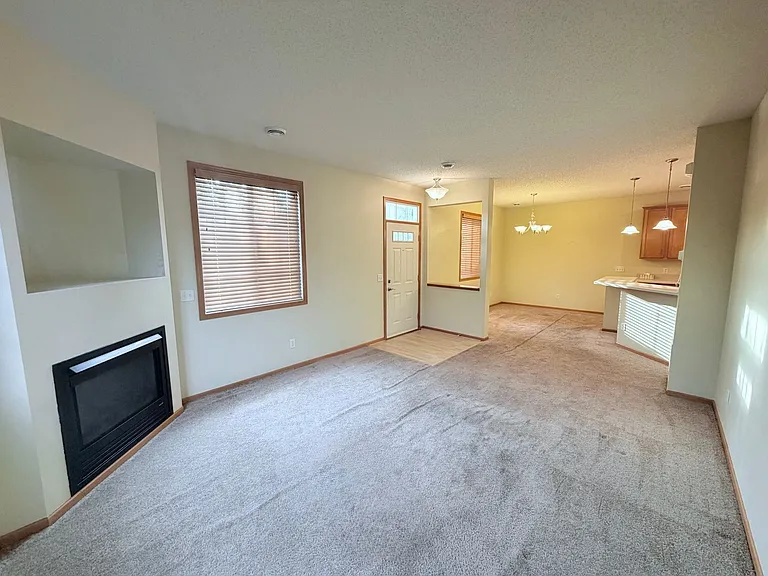10800 Hawthorn Trl #E — Photo 4
