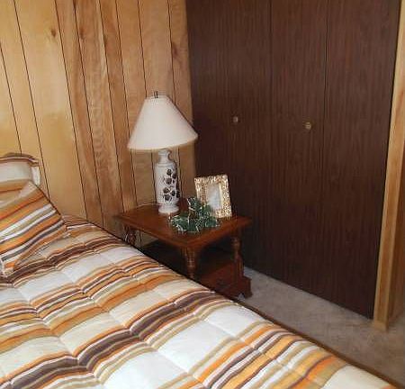Second bedroom with twin bed a