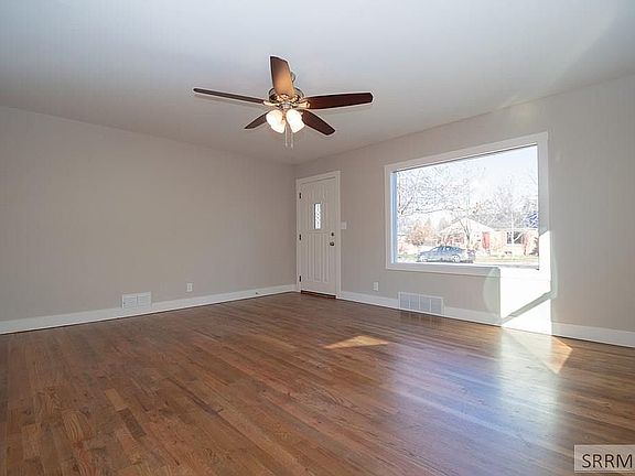3rd image of 209 W 18th St