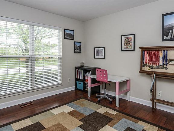 4th image of 2442 Hillsdale Dr