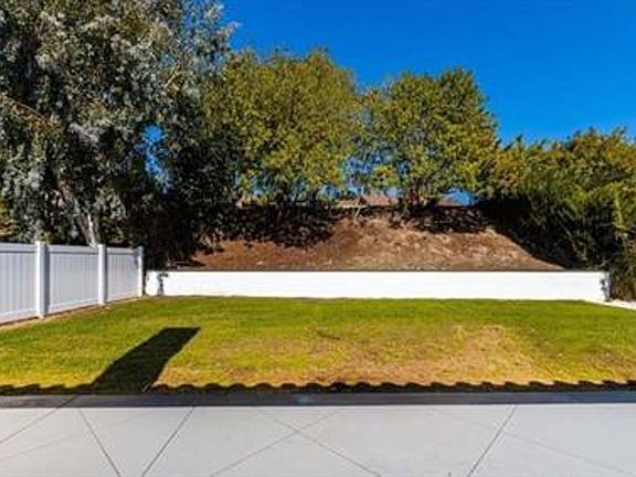 2nd image of 24262 Castilla Ln