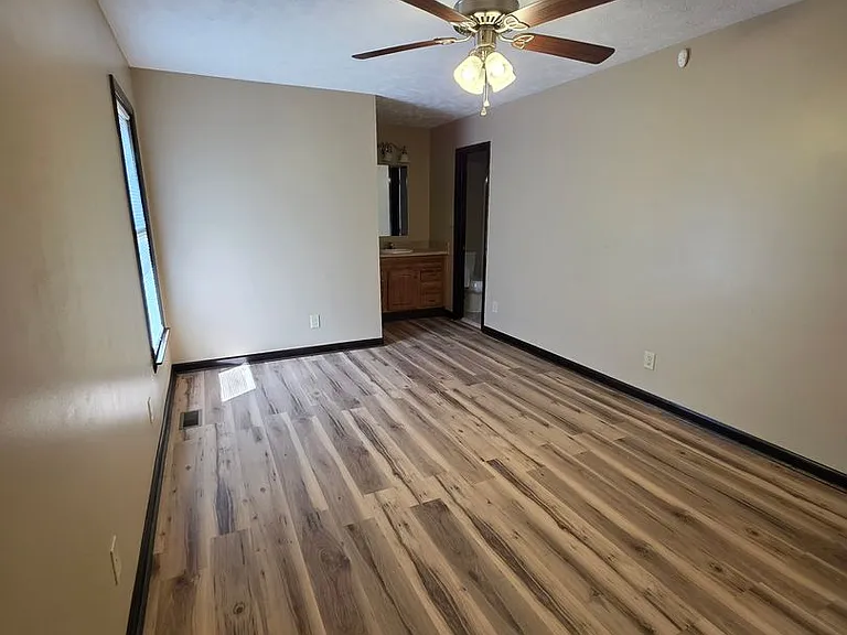 513 Roundtree Dr — Photo 16