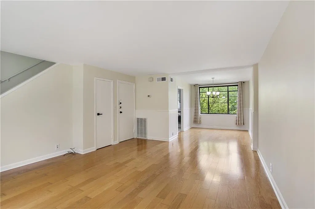 2 bed, 1.0 bath, 1216 sqft, $2,180 — Photo 4
