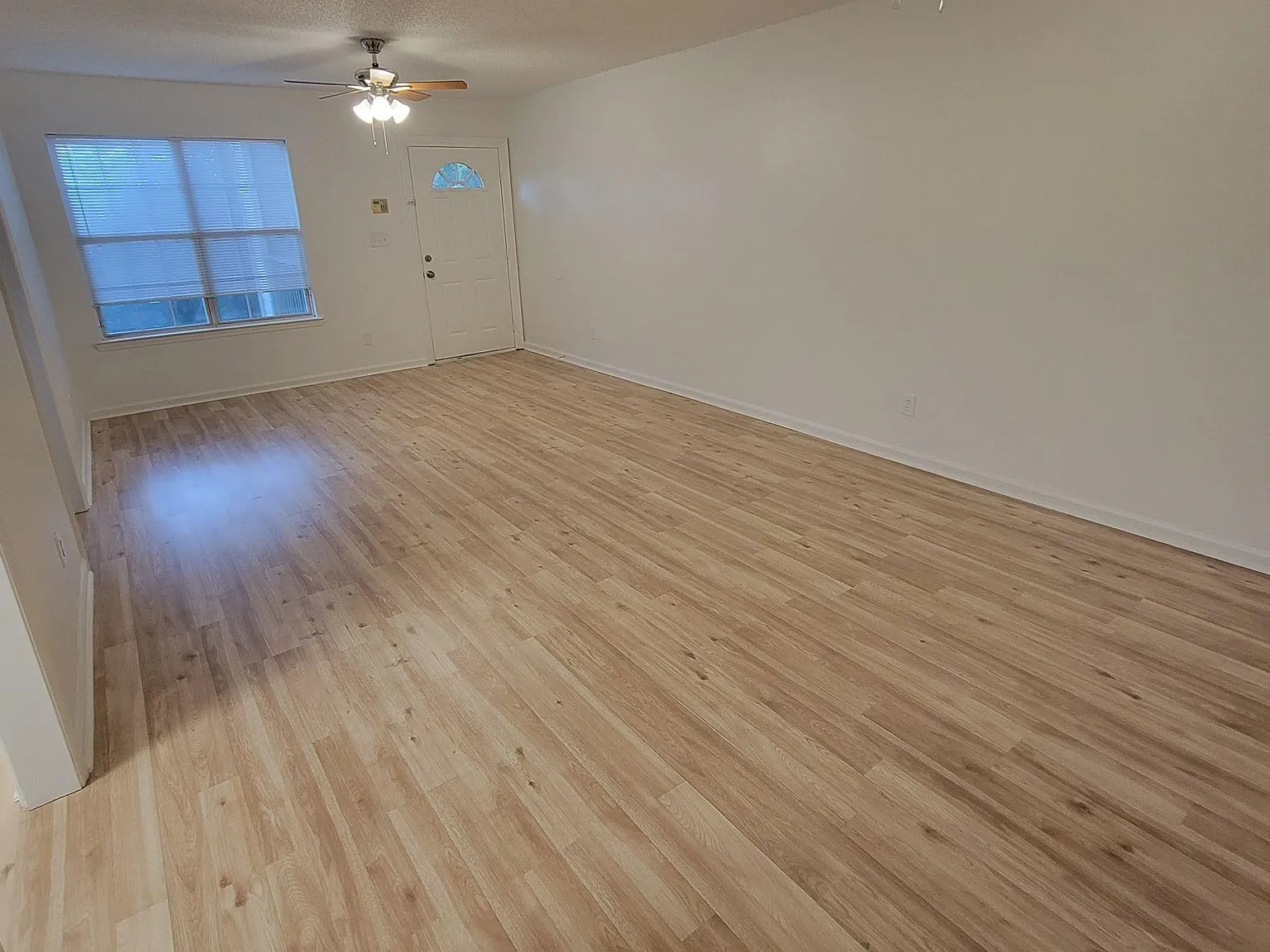 3 bed, 2.0 bath, 1056 sqft, $1,275 — Photo 3