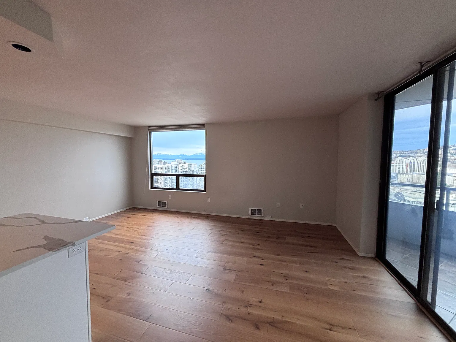 2 bed, 1.5 bath, 985 sqft, $3,200 — Photo 3