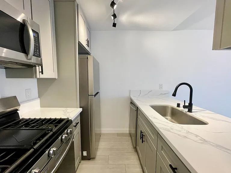 13925 Sherman Way — Photo 7
