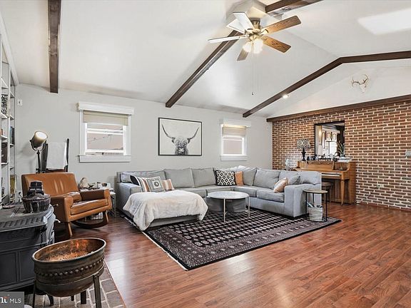 2nd image of 1424 E Newport Rd