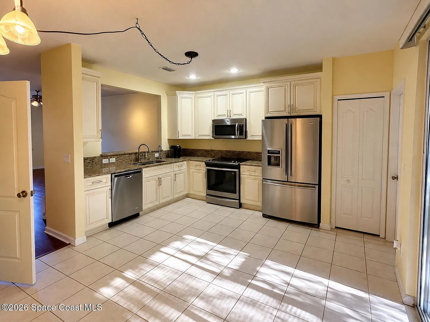 2 bed, 2.5 bath, 1462 sqft, $2,200 — Photo 2
