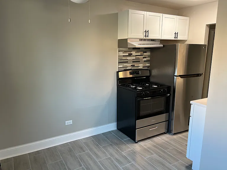 341 W Hawthorne Cir #1 — Photo 3
