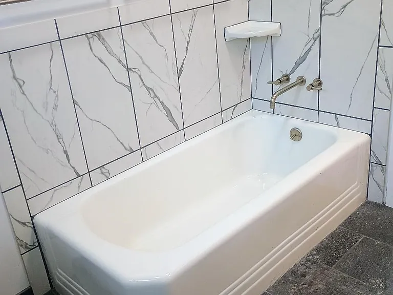 Master Bathroom (Bathtub)