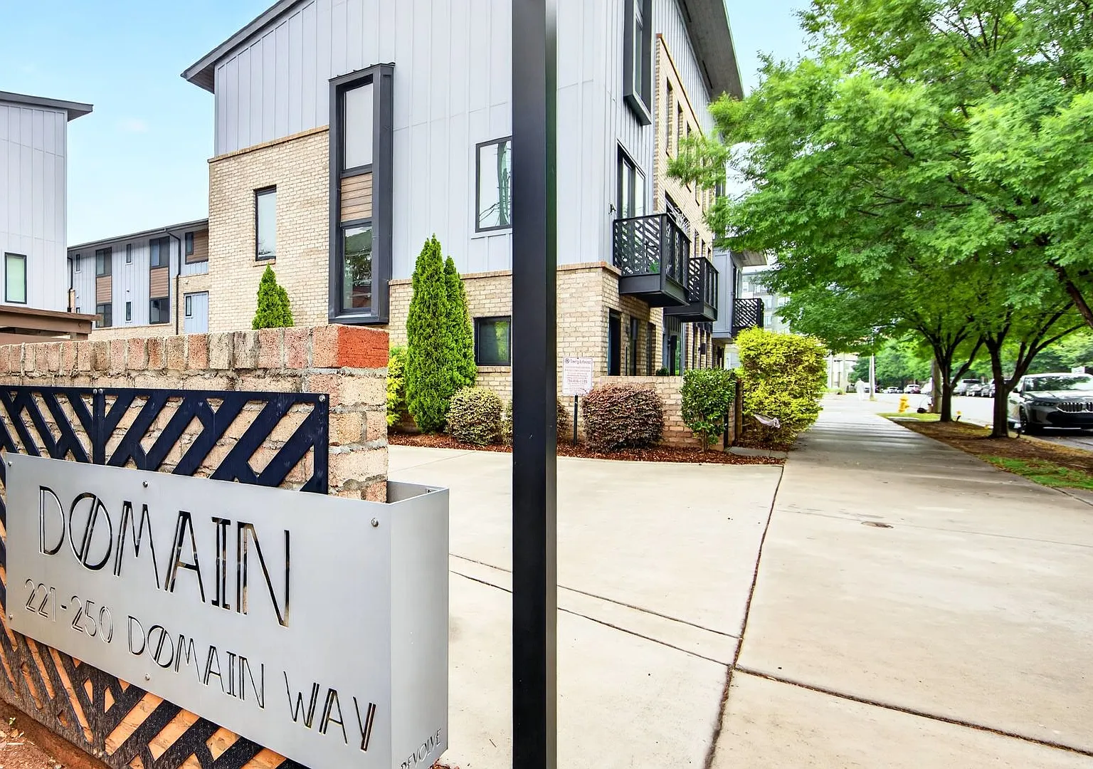 Ready to move into this beautifully maintained townhome with an attached garage in the heart of S... — Photo 3