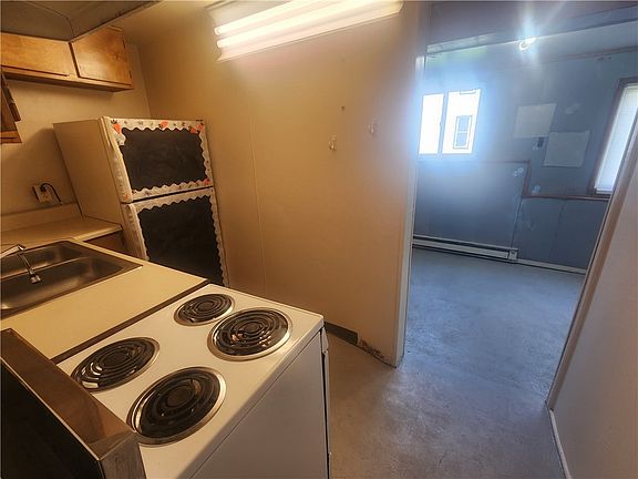 4th image of 670 Park St