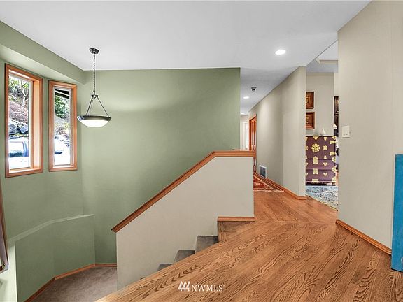 Front entry way to stairs
