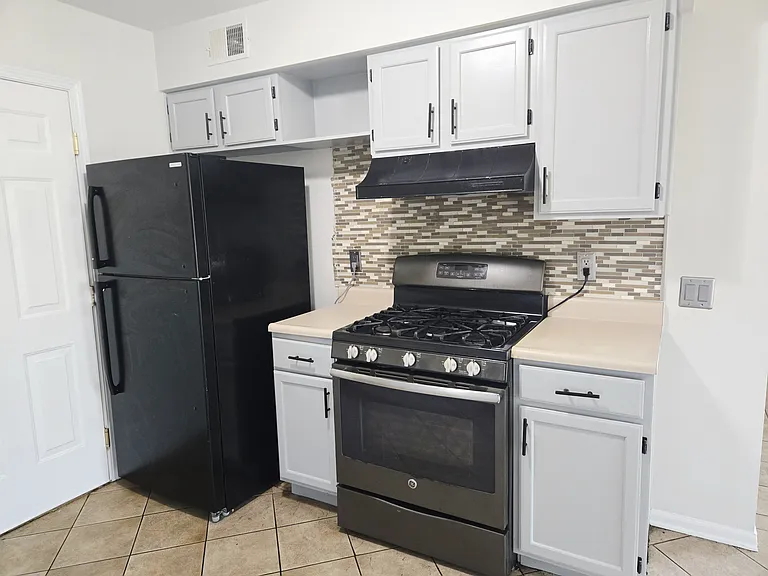 960 Autumn Ln — Photo 2