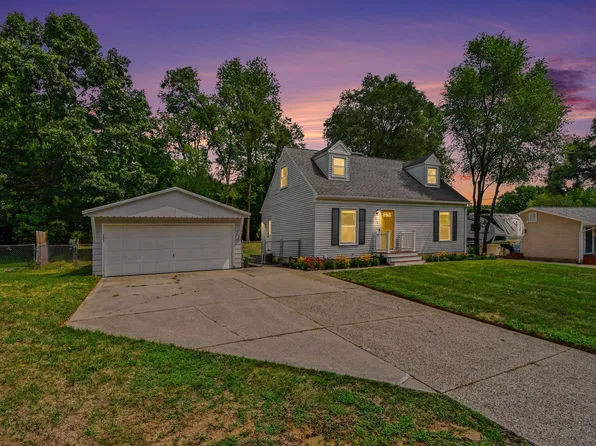 1678 Stonewood Dr SE, Lowell, MI 49331