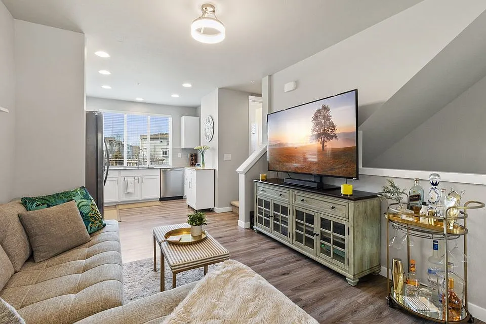 2 bed, 1068 sqft, $2,650 — Photo 3