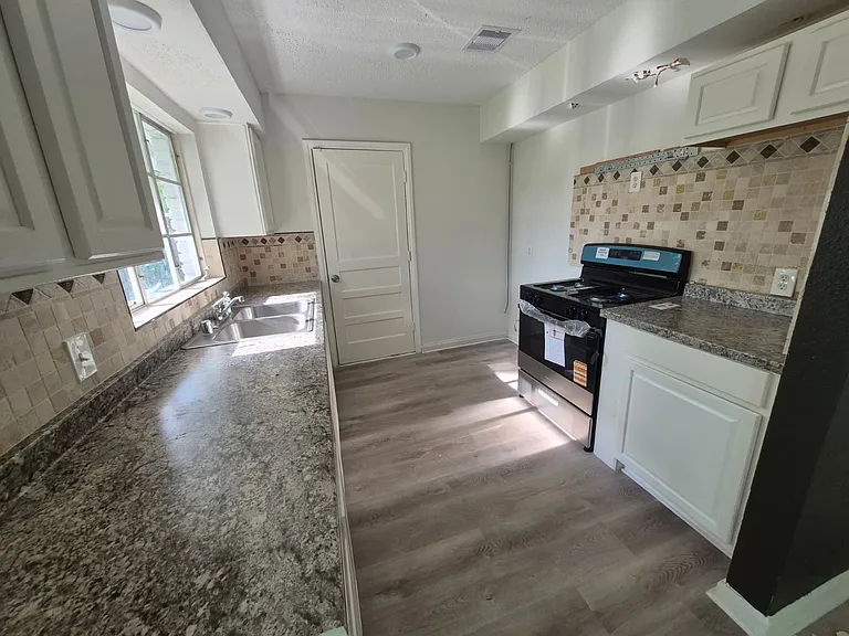 10221 Bretton Dr — Photo 6