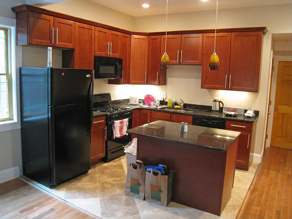 6 bed, 3.5 bath, 2600 sqft, $6,900 — Photo 3