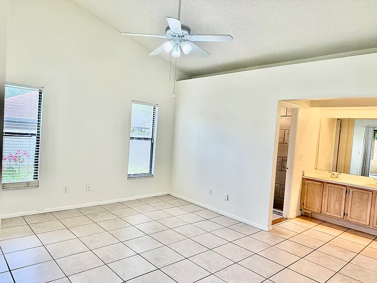 1012 Henson Ct — Photo 10