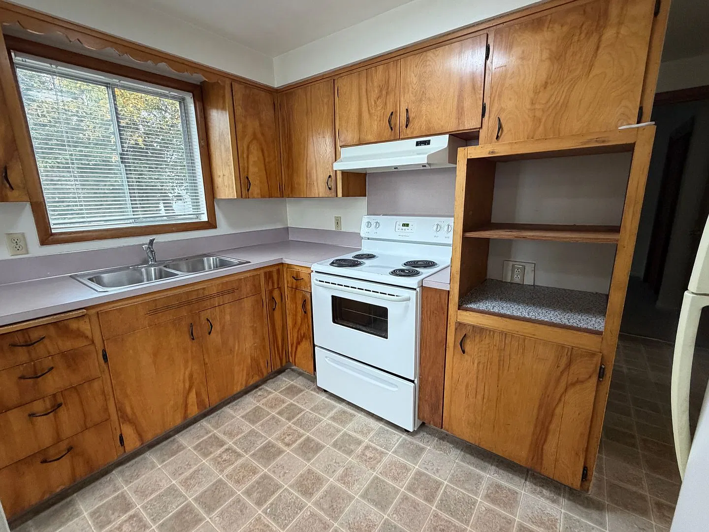2 bed, 1.0 bath, 750 sqft, $1,420 — Photo 3