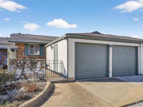 977 Cardello Dr, Ballwin, MO 63021