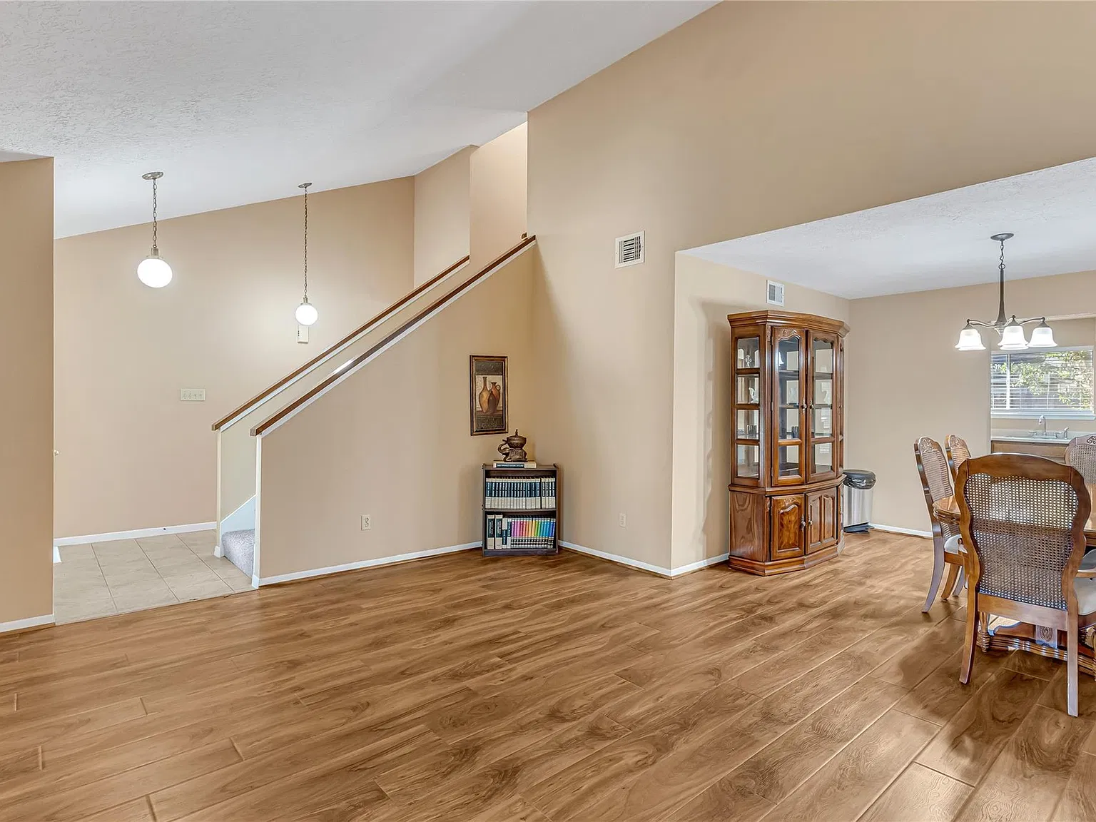 3 bed, 3.0 bath, 1831 sqft, $2,500 — Photo 2