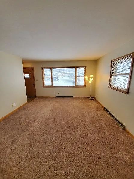 3 bed, 1.0 bath, 1012 sqft, $2,000 — Photo 2